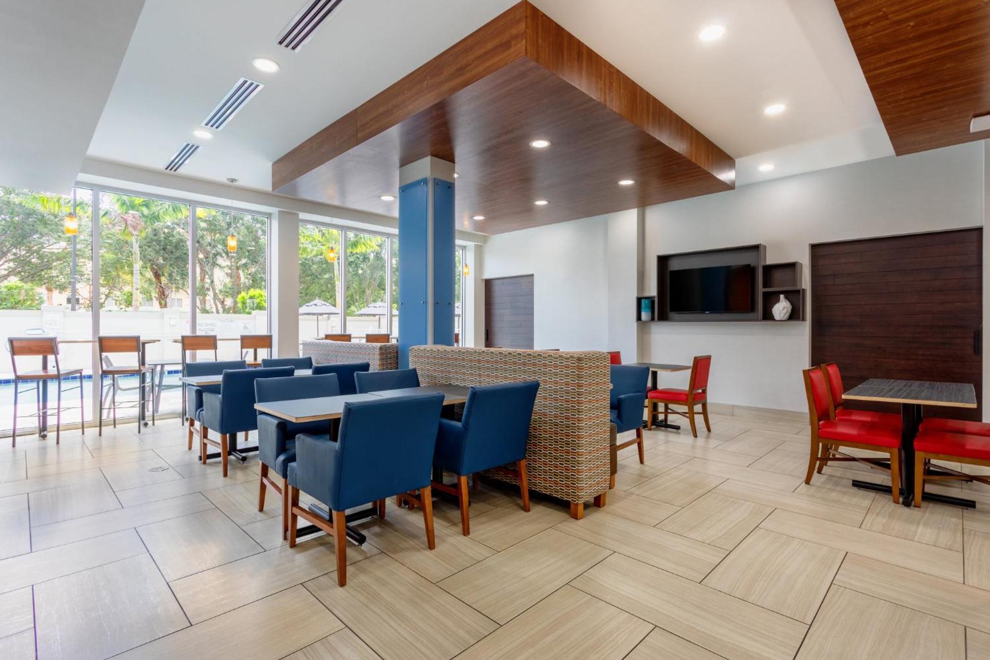 Holiday Inn Express & Suites - Miramar By Ihg Exterior photo